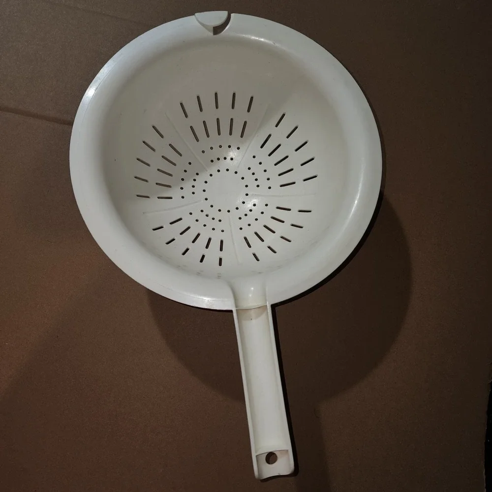 Tupperware Vintage White Plastic Handheld Colander Strainer with Hook 1529-4
